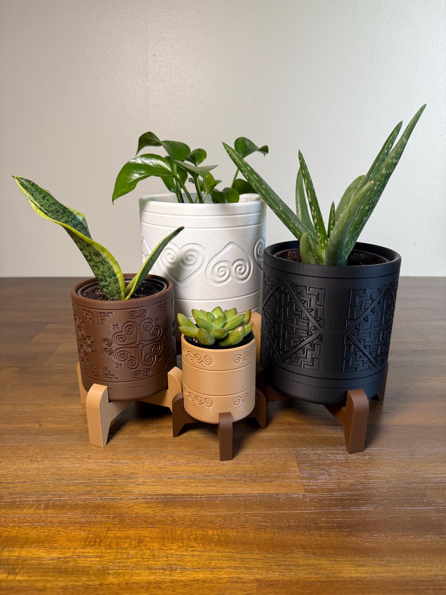 Indoor Planter w/ Stand & Removable Drip Tray - Heart with Snail